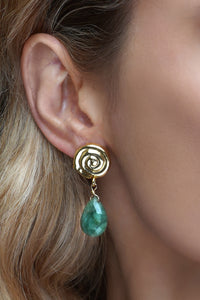 Subtle, effortlesly elegant emerald earrings paired with goldplated swirl shape stud. 