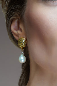 Baroque pearl earrings with goldplated swirl shape stud