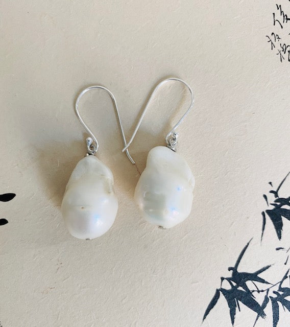 Play with the classic and contemporary with this feminine baroque pearl earrings made with silver component
