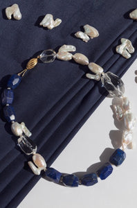 Can't be unnoticed with this neklace made of lapis lazuli, keishi pearls, crystal quartz, gold plated silver clasp
